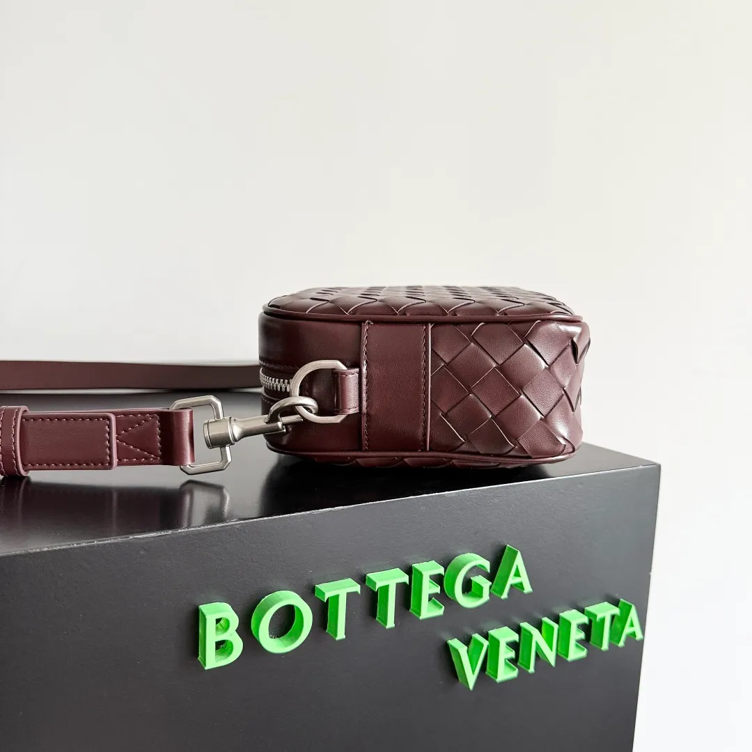 Batch 1820 BOTTEGA VENETA small INTRECCIATO woven camera bag This bv classic camera bag is a further evolution of classic woven technology, combining practicality and fashion, perfectly meeting multi-purpose needs! Classic leather handmade. Lightweight and large capacity. The shoulder strap is removable and adjustable. In addition to being worn cross-body, it can also be placed in the suitcase as a toiletry bag. It is very convenient for daily storage and classification. It also has hanging accessories to show your personality. No matter how complicated the world is, as long as you have a bag with you, everything will become better. Style number: 755923 Size: 24.5*15*6cm